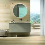 Badezimmer mit heller Holzoptik in Feinsteinzeug, Serie Log Cansei Sospiro von Atlas Concorde