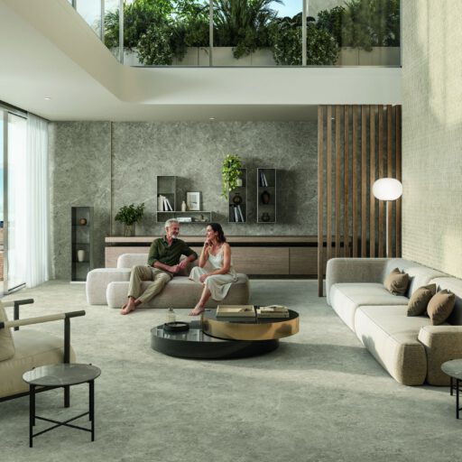 Wohnzimmer mit heller Steinoptik in Feinsteinzeug, Serie Nyra Mist von Atlas Concorde