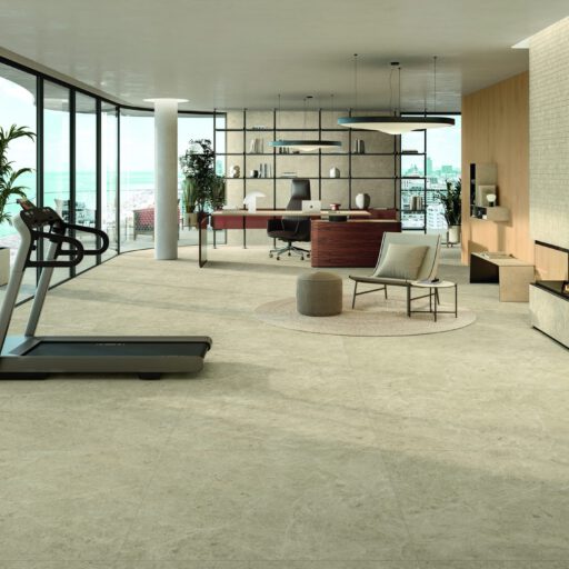 Wohnraum mit warmer Steinoptik in Feinsteinzeug, Serie Nyra Sunlight von Atlas Concorde