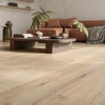 Wohnraum mit warmer Holzoptik in Feinsteinzeug, Serie Rever Anise von Ceramiche Caesar