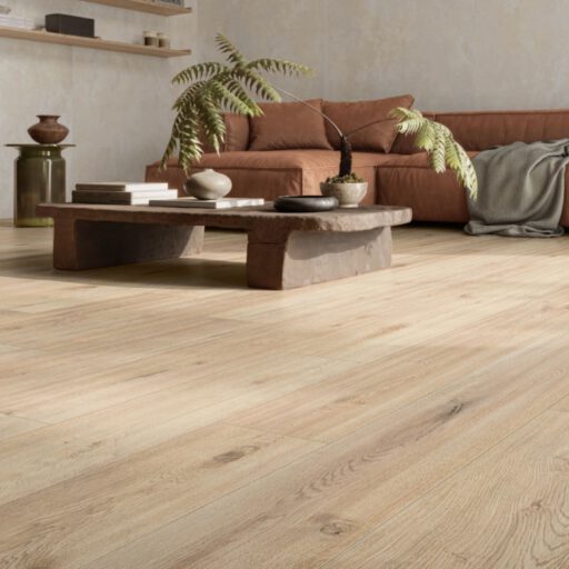 Wohnraum mit warmer Holzoptik in Feinsteinzeug, Serie Rever Anise von Ceramiche Caesar